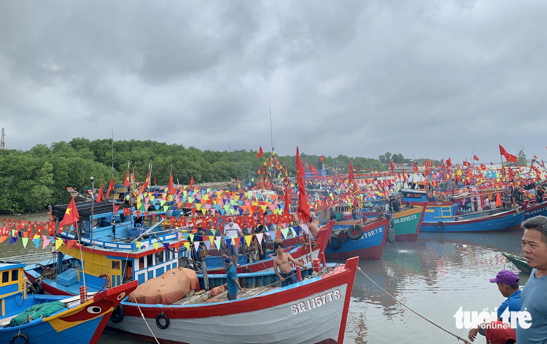 Sáng nay giữa những cơn mưa, Cần Giờ làm lễ đưa rước Nghinh Ông cầu mưa thuận gió hòa - Ảnh 3.