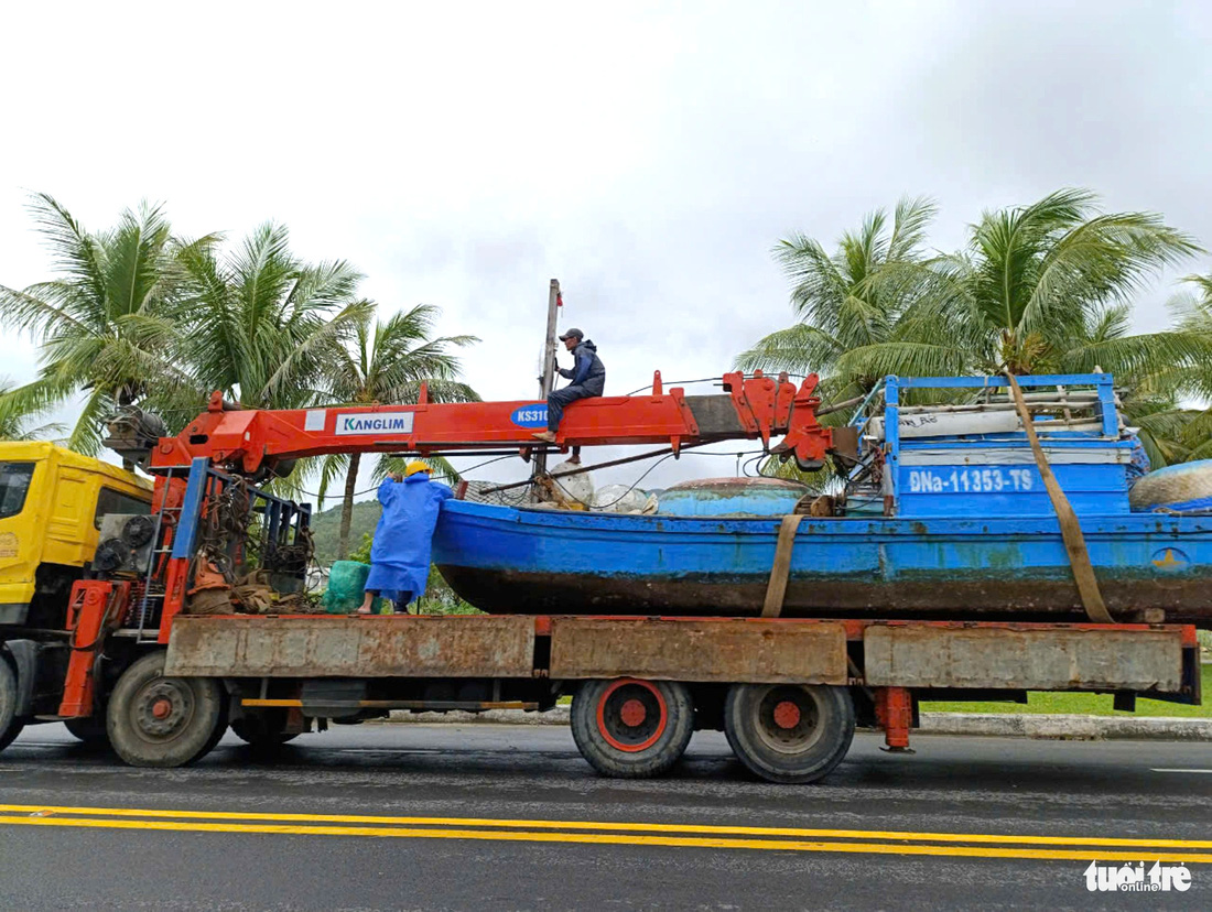 Lo bão đổ bộ, ngư dân Đà Nẵng thuê xe cẩu hối hả chở thuyền đi tránh - Ảnh 1.