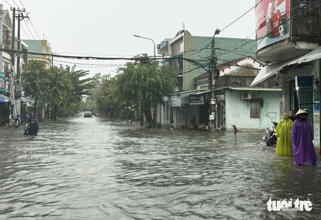 Mưa lớn, nhiều tuyến phố Tam Kỳ biến thành sông, xe cộ bì bõm trong nước - Ảnh 3.