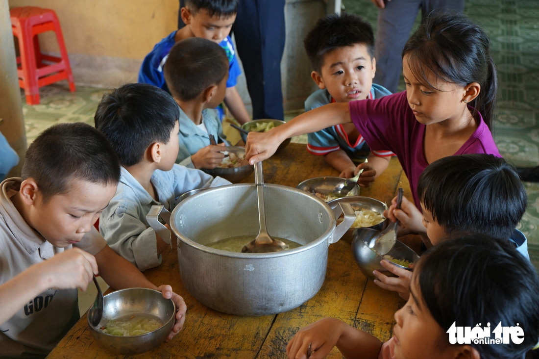 Bữa ăn có đủ thịt, rau của học sinh Làng Nủ - Ảnh 4.