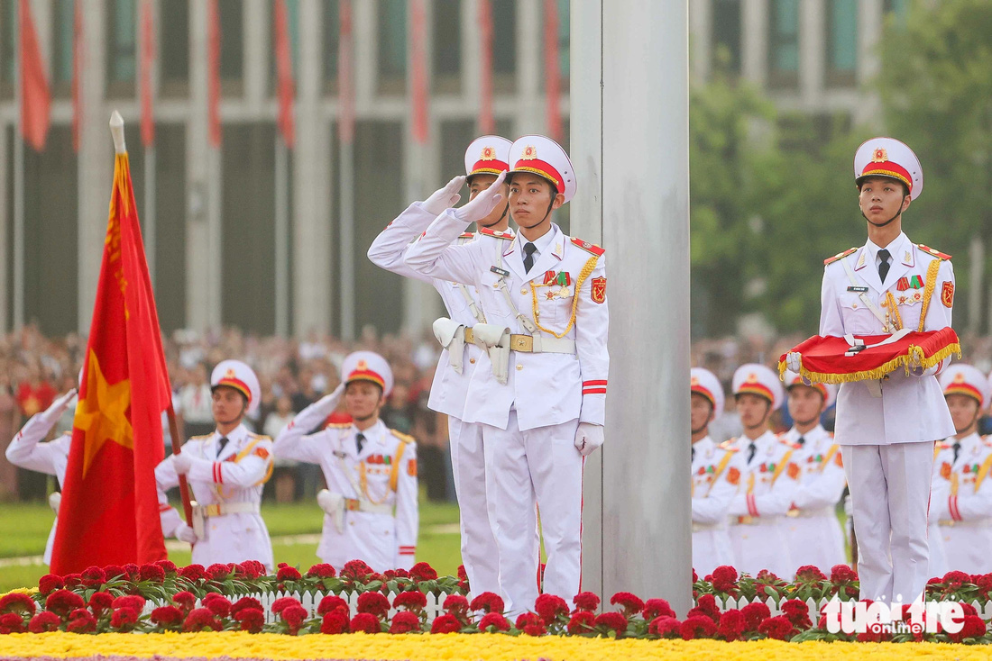 Trang nghiêm và xúc động lễ thượng cờ mừng Quốc khánh 2-9 - Ảnh 8.