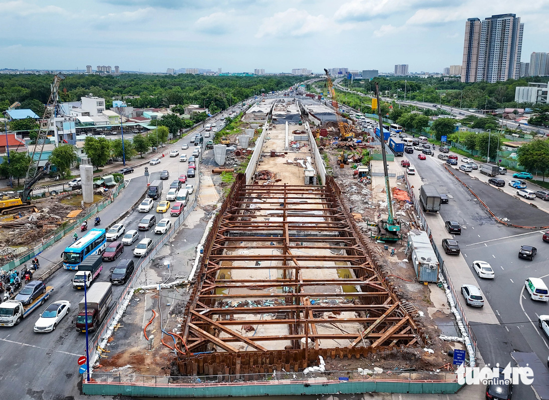 Trên công trường nút giao ngàn tỉ An Phú: Làm cả ngày lẫn đêm, không nghỉ lễ - Ảnh 2.