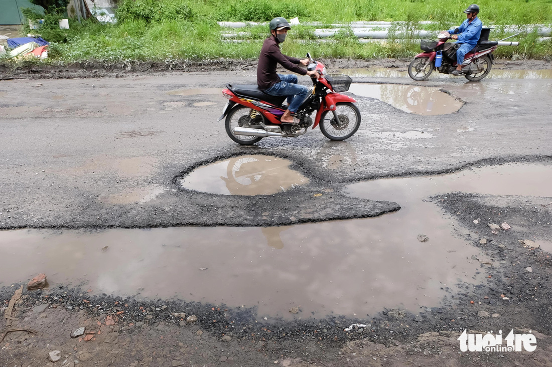 Một con đường ở Thủ Đức đầy rẫy 'hố bom' sâu hơn gang tay  - Ảnh 2.