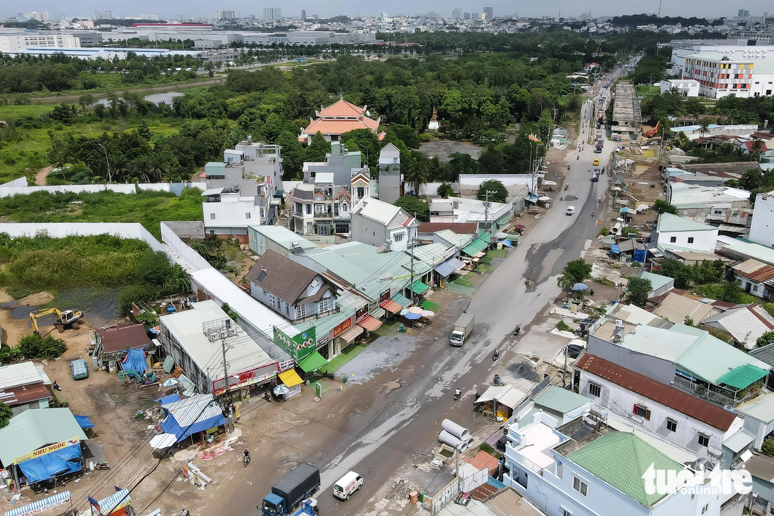 Một con đường ở Thủ Đức đầy rẫy 'hố bom' sâu hơn gang tay  - Ảnh 7.