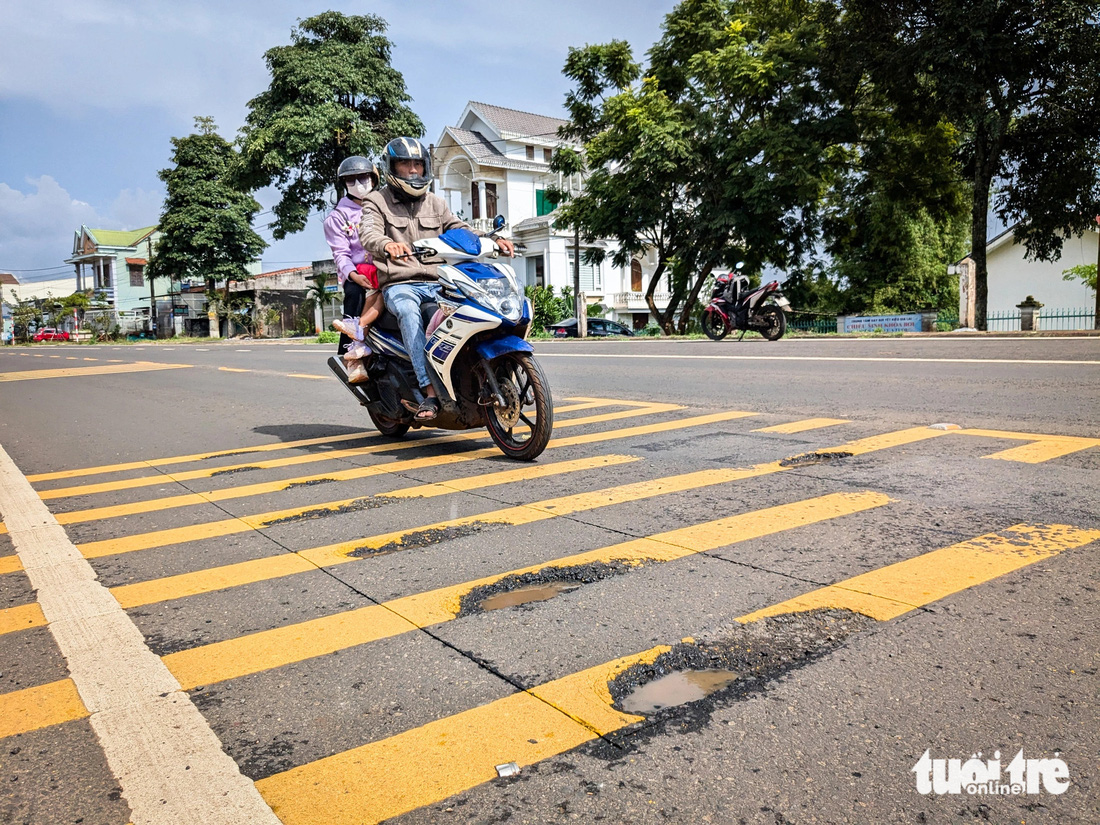 Quốc lộ 19 mới làm đã hỏng, ổ gà nối nhau dày đặc giữa đường! - Ảnh 1.