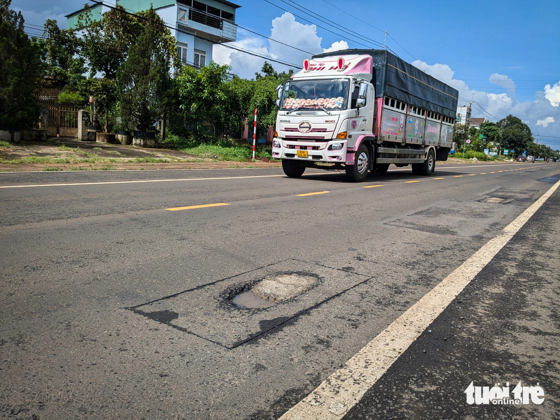 Quốc lộ 19 mới làm đã hỏng, ổ gà nối nhau dày đặc giữa đường! - Ảnh 5.