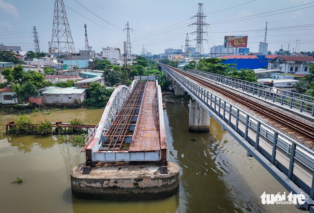 Hiện trạng hai nhịp cầu sắt Bình Lợi 122 tuổi, TP.HCM vừa tiếp nhận bảo tồn - Ảnh 1.