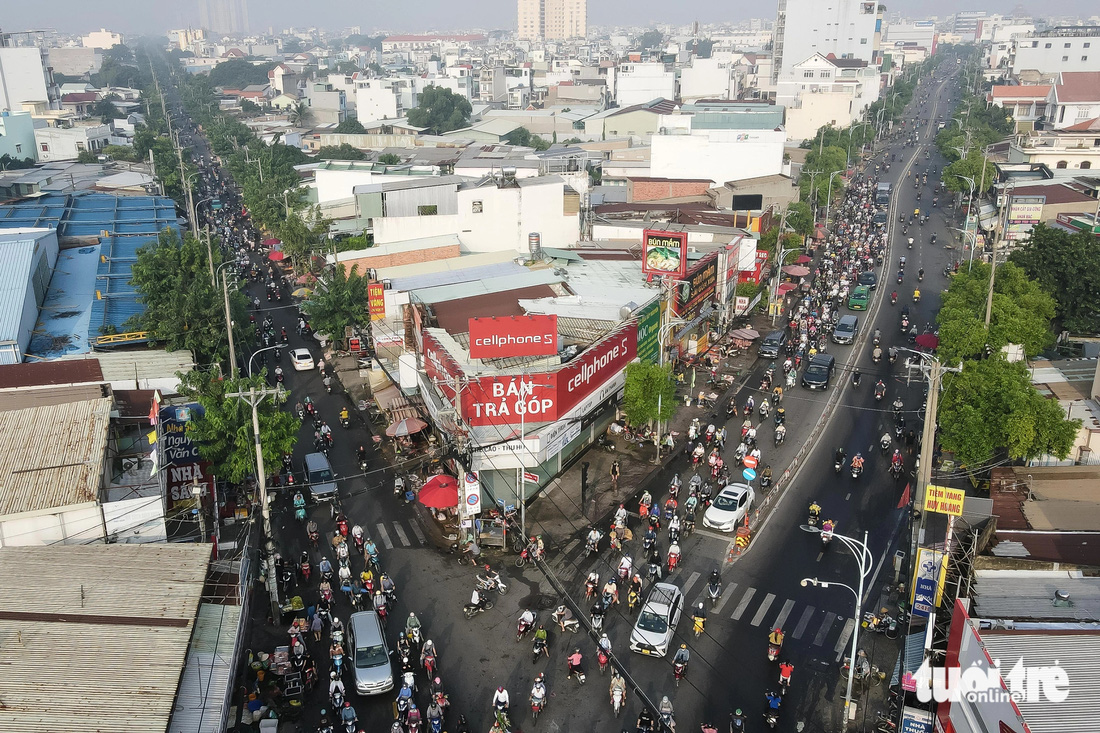 Giao thông hỗn loạn mỗi ngày ở ngã tư Bốn Xã - Ảnh 11.