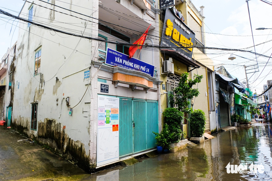 Hẻm ngập nước nửa tháng chưa rút, học sinh lội nước đi học, người lớn mang ủng đi làm - Ảnh 11.