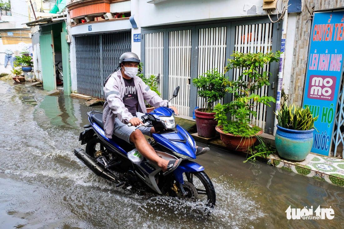 Hẻm ngập nước nửa tháng chưa rút, học sinh lội nước đi học, người lớn mang ủng đi làm - Ảnh 3.