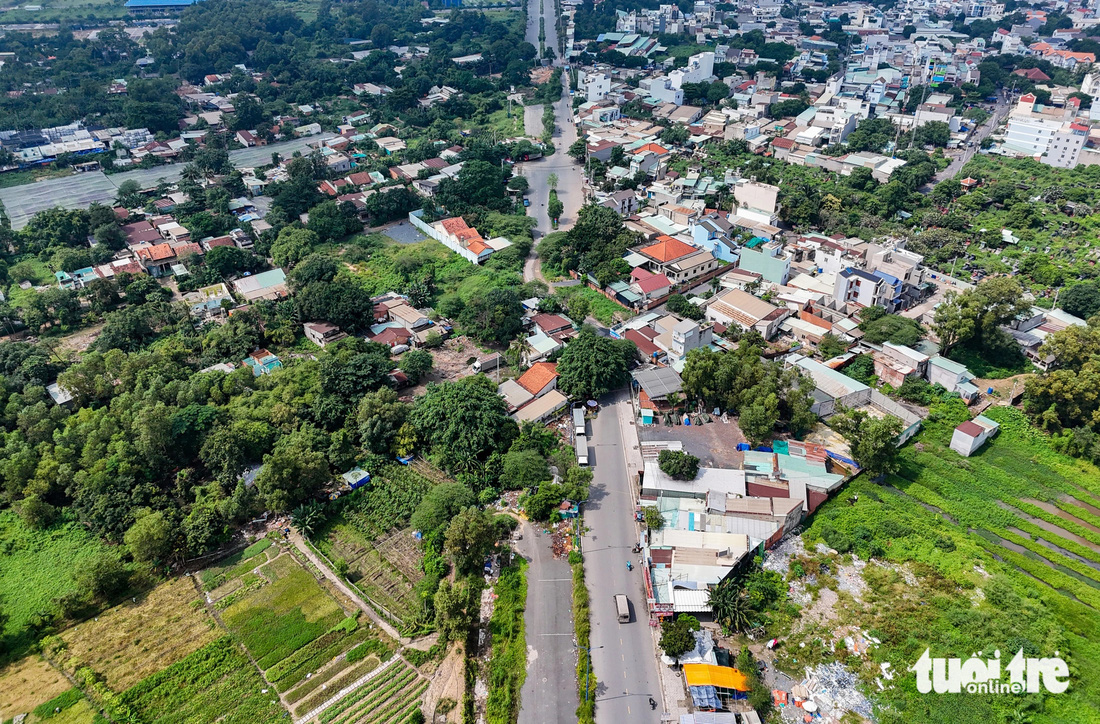 Nhiều con đường ở làng đại học TP.HCM chi chít 'ổ gà, ổ voi' - Ảnh 6.