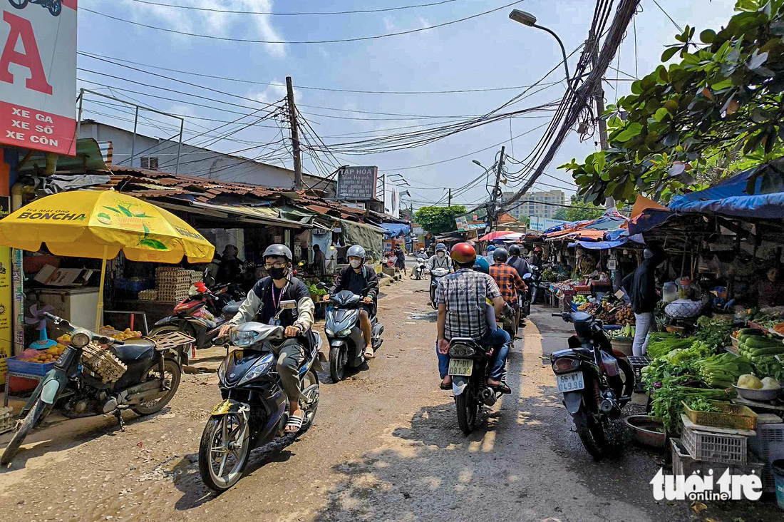 Nhiều con đường ở làng đại học TP.HCM chi chít 'ổ gà, ổ voi' - Ảnh 9.