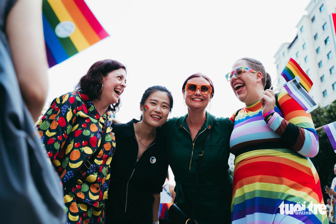 Hàng trăm bạn trẻ, người nước ngoài hào hứng diễu hành cùng cộng đồng LGBT+ - Ảnh 1.