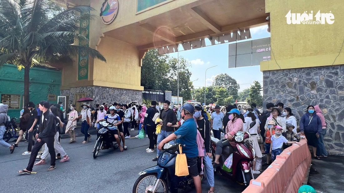 Bà Phương Hằng miễn phí vào Đại Nam, cảnh sát điều tiết giao thông - Ảnh 2. Bà Phương Hằng miễn phí vé vào Đại Nam, cảnh sát điều tiết giao thông - Ảnh 2.