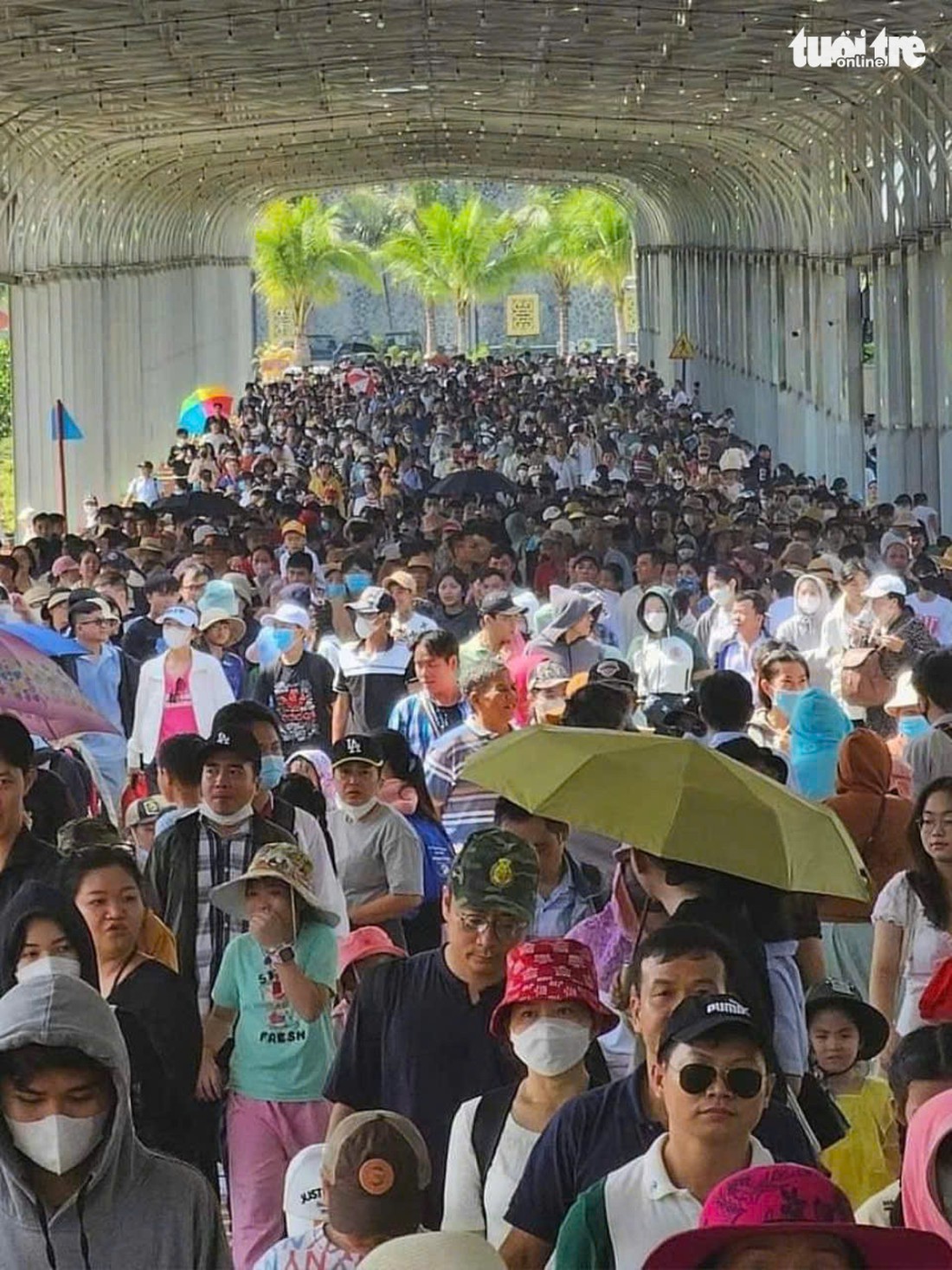 Bà Phương Hằng miễn phí vào Đại Nam, cảnh sát điều tiết giao thông - Ảnh 3. Bà Phương Hằng miễn phí vào Đại Nam, cảnh sát điều tiết giao thông - Ảnh 3.