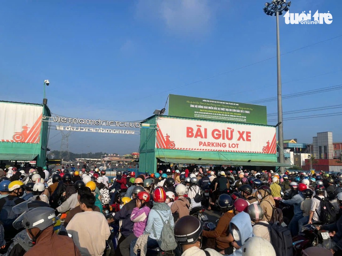 Bà Phương Hằng miễn phí vào Đại Nam, cảnh sát điều tiết giao thông - Ảnh 6. Bà Phương Hằng miễn phí vé vào Đại Nam, cảnh sát điều tiết giao thông - Ảnh 6.