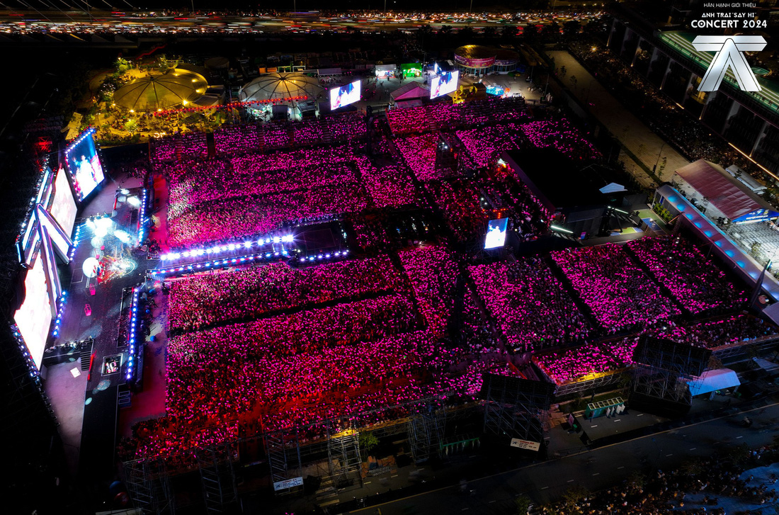 20.000 khán giả chúc mừng sinh nhật HIEUTHUHAI trong đêm concert Anh trai say hi