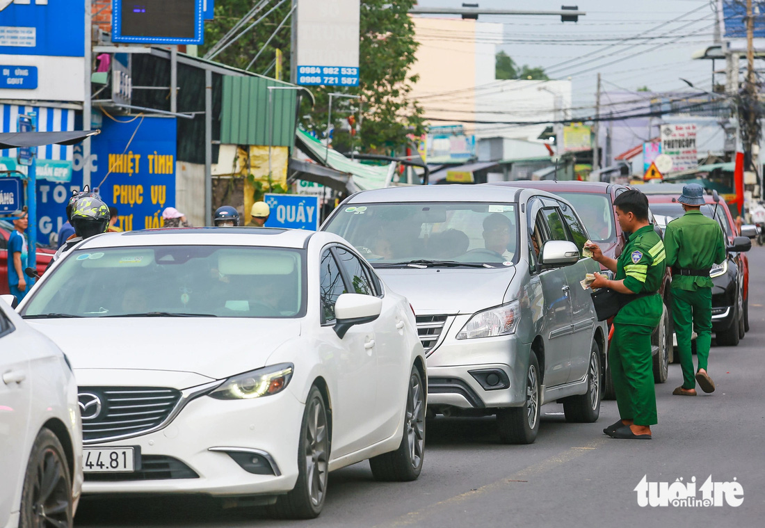 Phà Cát Lái ken đặc xe sau nghỉ lễ, nhân viên bán vé từ xa cả cây số - Ảnh 1.