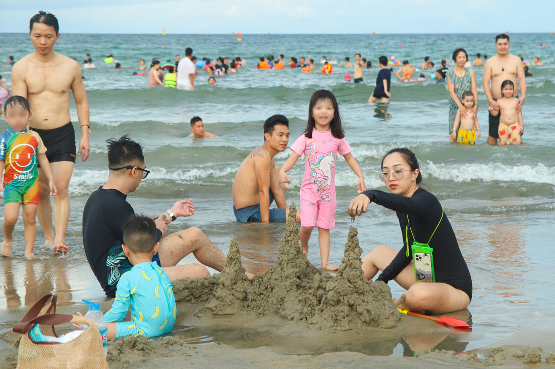 ‘Bãi biển đẹp nhất hành tinh’ đông nghịt người dịp lễ 2-9  - Ảnh 2.