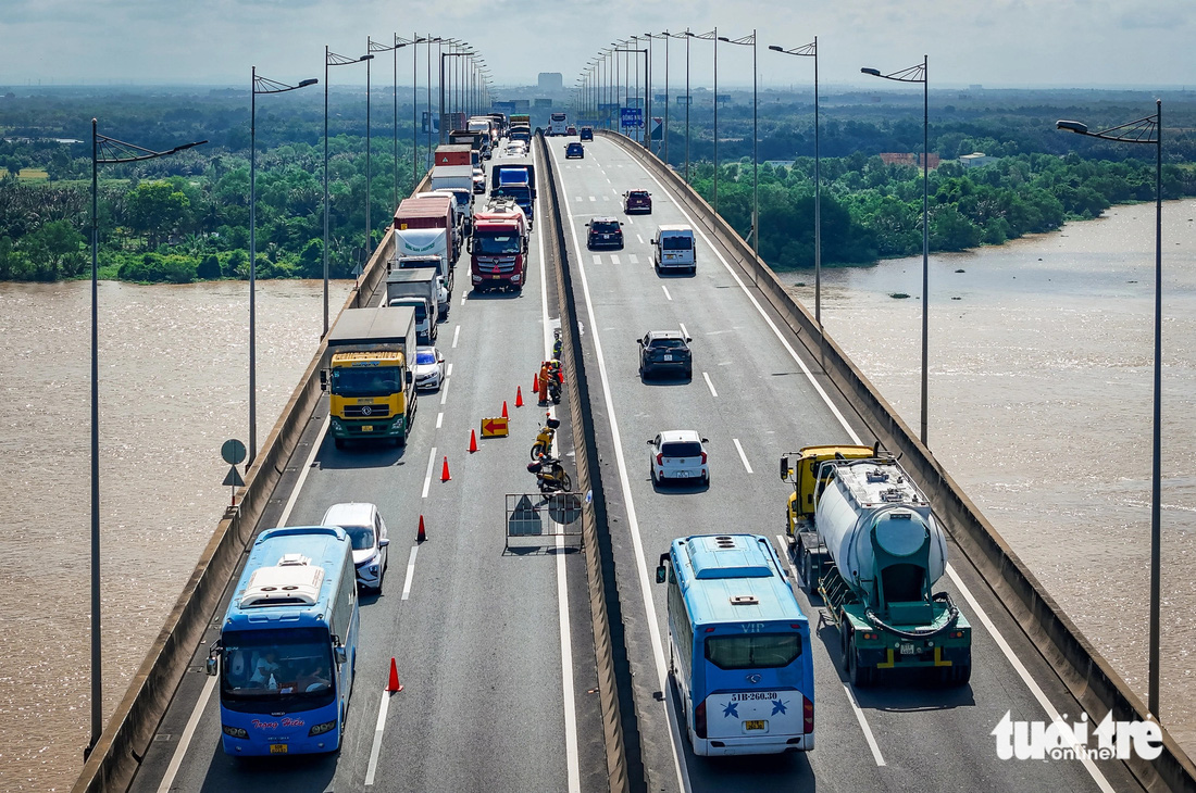 Xe cộ ‘lết’ trên cầu Long Thành trong ngày đầu sửa chữa - Ảnh 2.