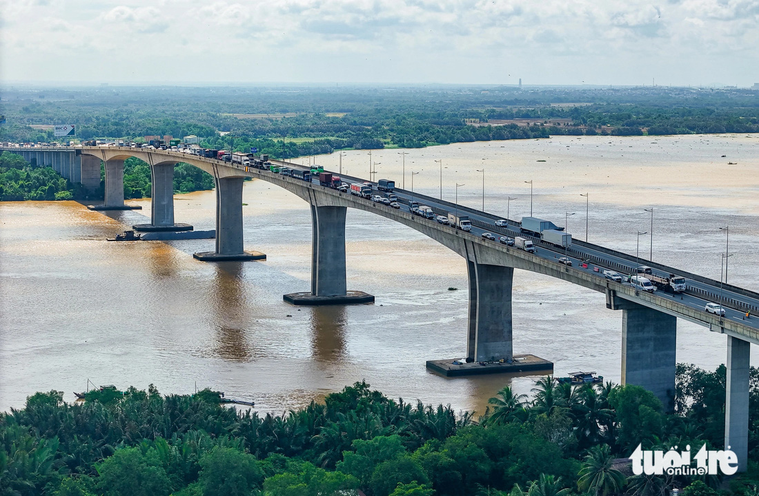 Xe cộ ‘lết’ trên cầu Long Thành trong ngày đầu sửa chữa - Ảnh 9.