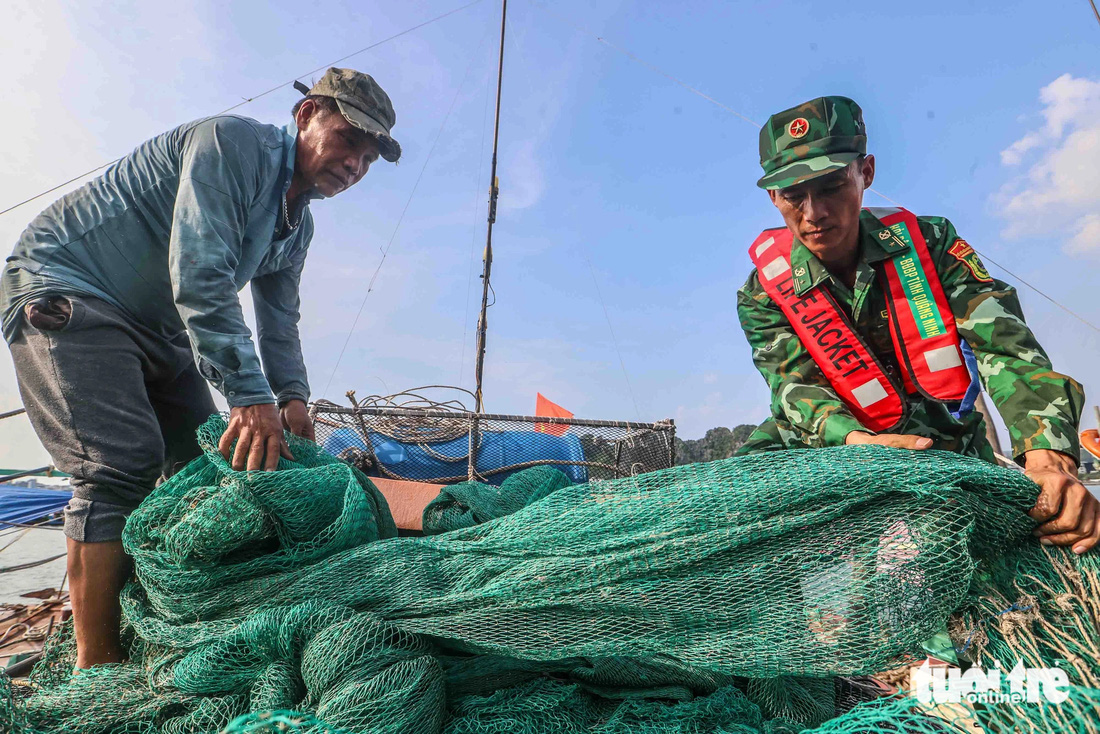 Nơi dự kiến tâm bão số 3 đổ bộ: Trời oi bức, lặng gió, tàu thuyền nối đuôi nhau về tránh bão - Ảnh 1.