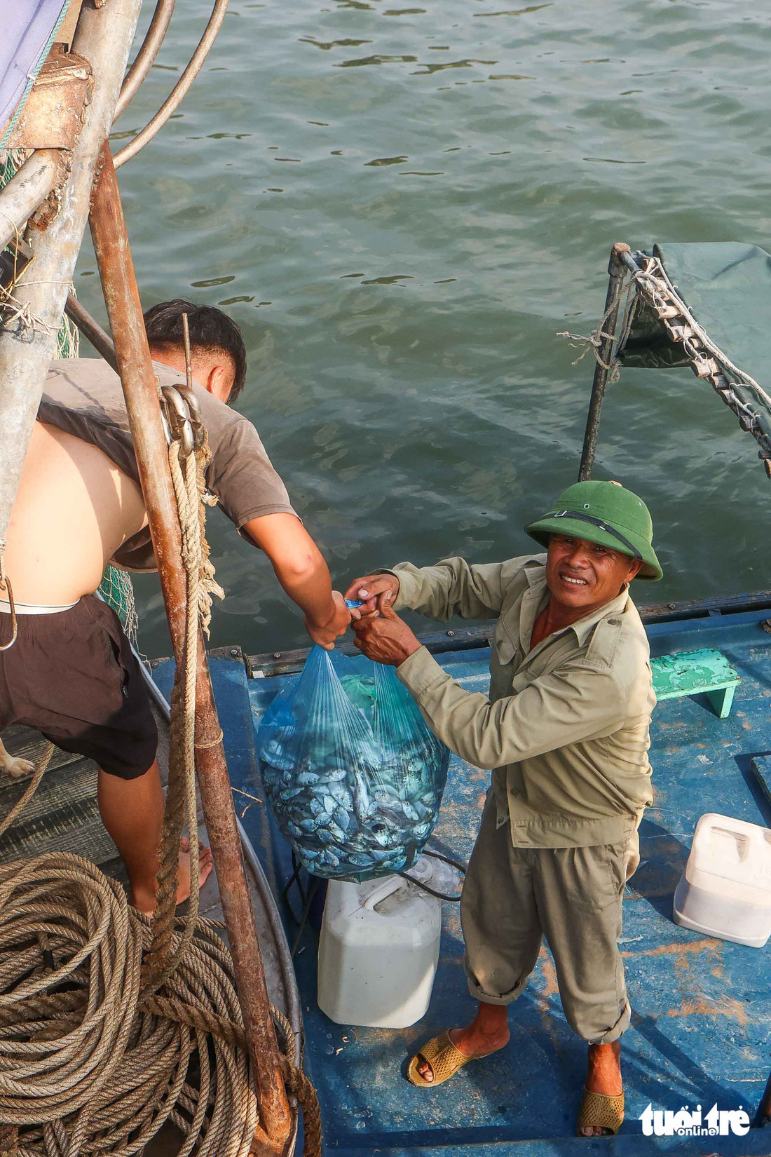 Nơi dự kiến tâm bão số 3 đổ bộ: ngư dân hối hả về bờ, Bộ đội Biên phòng căng mình giúp dân - Ảnh 8.