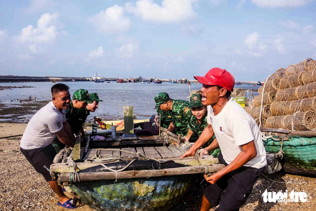 Nơi dự kiến tâm bão số 3 đổ bộ: Trời oi bức, lặng gió, tàu thuyền nối đuôi nhau về tránh bão - Ảnh 12.