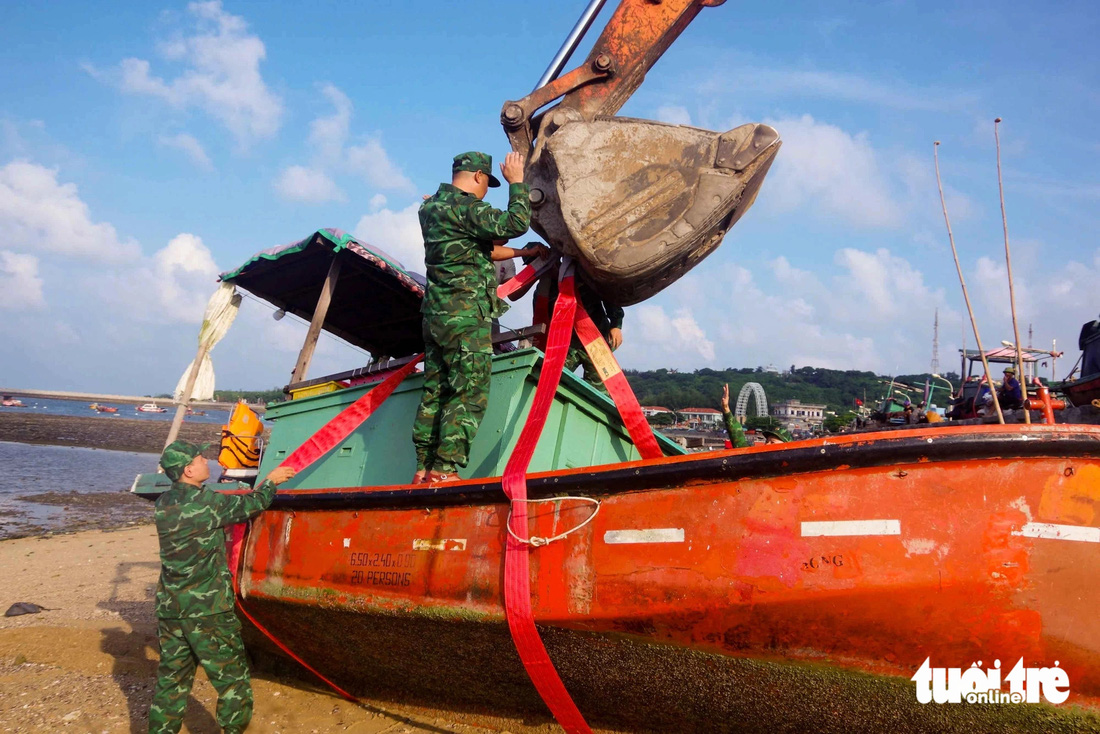 Nơi dự kiến tâm bão số 3 đổ bộ: ngư dân hối hả về bờ, Bộ đội Biên phòng căng mình giúp dân - Ảnh 12.