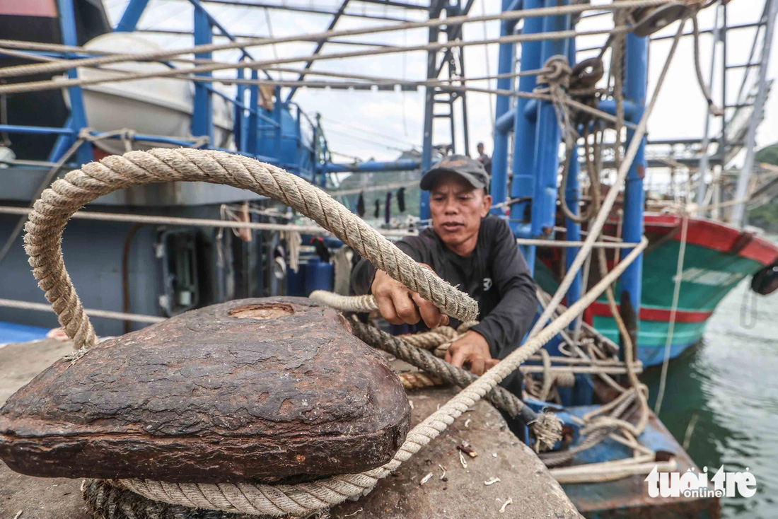 Nơi siêu bão Yagi dự kiến đổ bộ: Dùng cần cẩu kéo ca nô lên bờ, gia cố lại nhà cửa phòng chống bão - Ảnh 3.