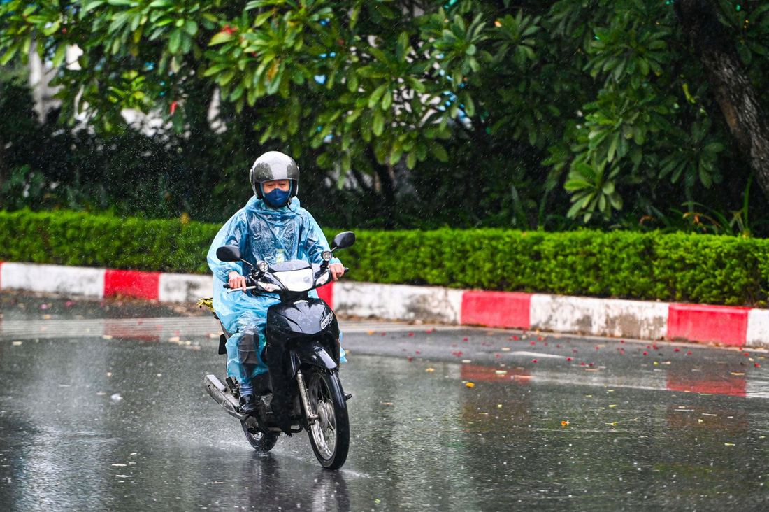 Hà Nội bắt đầu mưa lớn và gió mạnh - Ảnh 3.