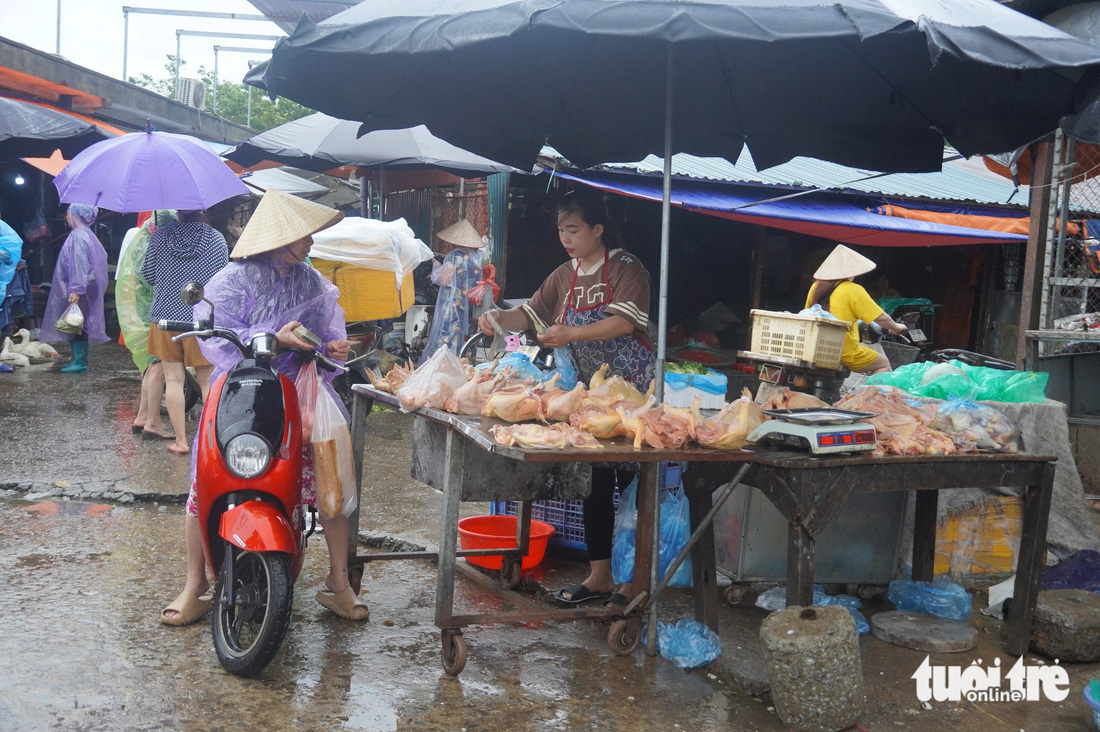 Sau bão rau tăng giá mạnh, mưa bão nhiều tiểu thương nghỉ bán  - Ảnh 4.