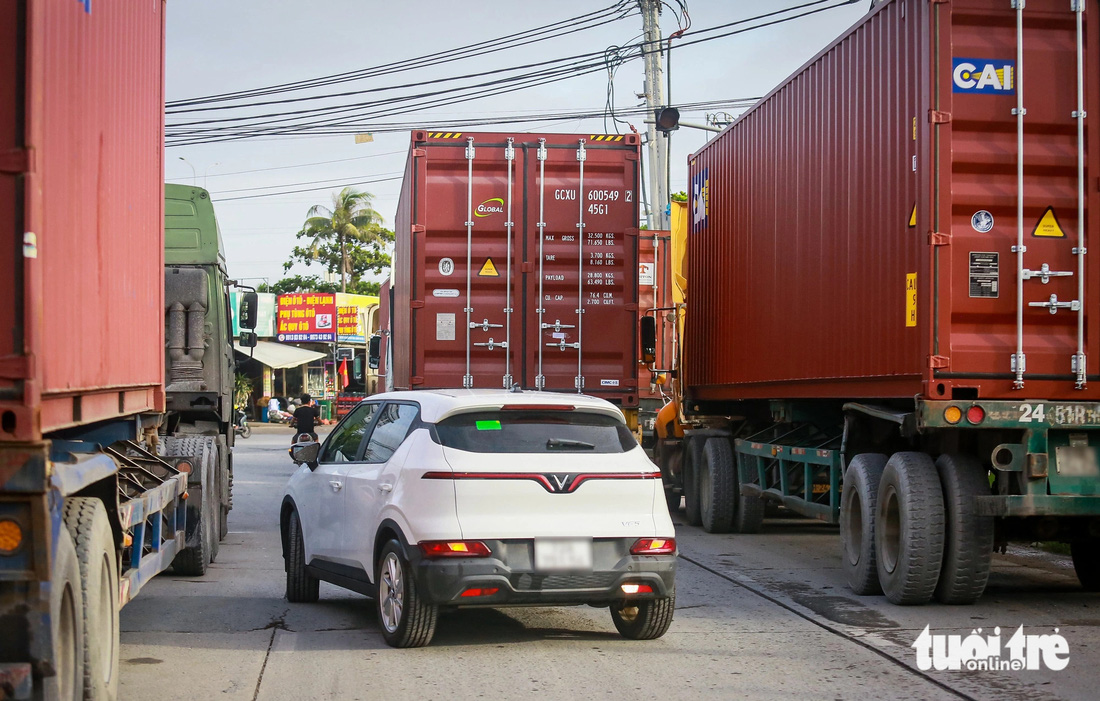 Container đậu tràn lan đường vào BOT Phú Hữu - Ảnh 1.