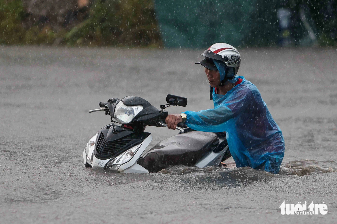 Quảng Ninh mưa trắng trời, nhiều tuyến đường bị ngập - Ảnh 1.