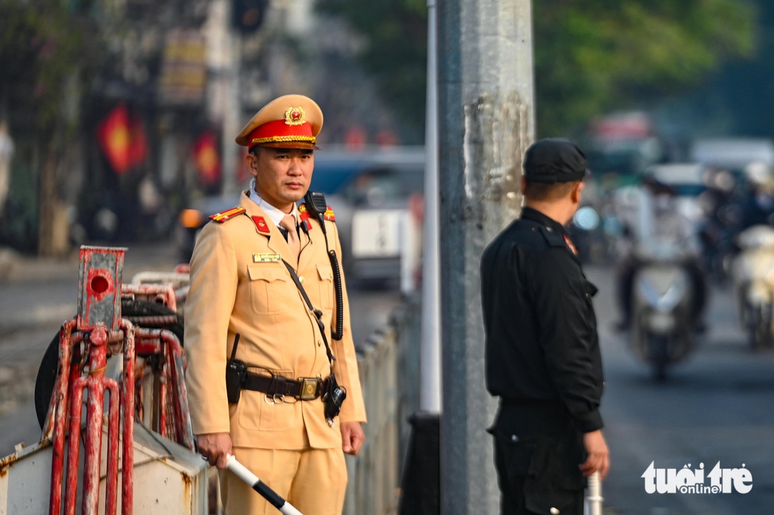 Ngày đầu tăng mức phạt giao thông, tài xế vượt đèn đỏ nói 'chắc chắn không dám tái phạm' - Ảnh 1.