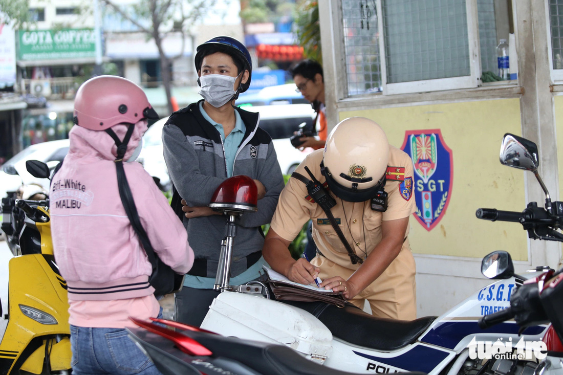 Ngày đầu tăng mức phạt giao thông, tài xế vượt đèn đỏ nói 'không dám tái phạm' - Ảnh 3.