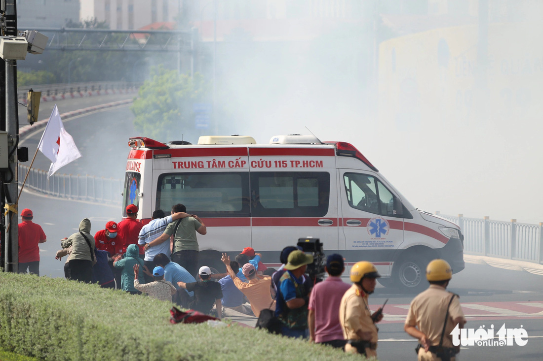 Cháy trên phố Nguyễn Huệ, cháy tàu nhà hàng khi hàng ngàn người xem pháo bông, TP.HCM ứng phó sao? - Ảnh 15.