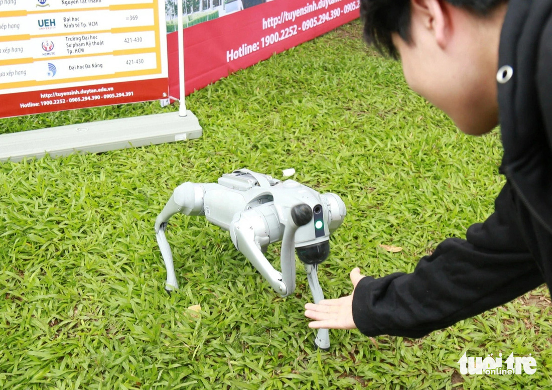 Học sinh thích thú bắt tay chó robot, mở 'túi mù' tại chương trình tư vấn tuyển sinh - Ảnh 2.