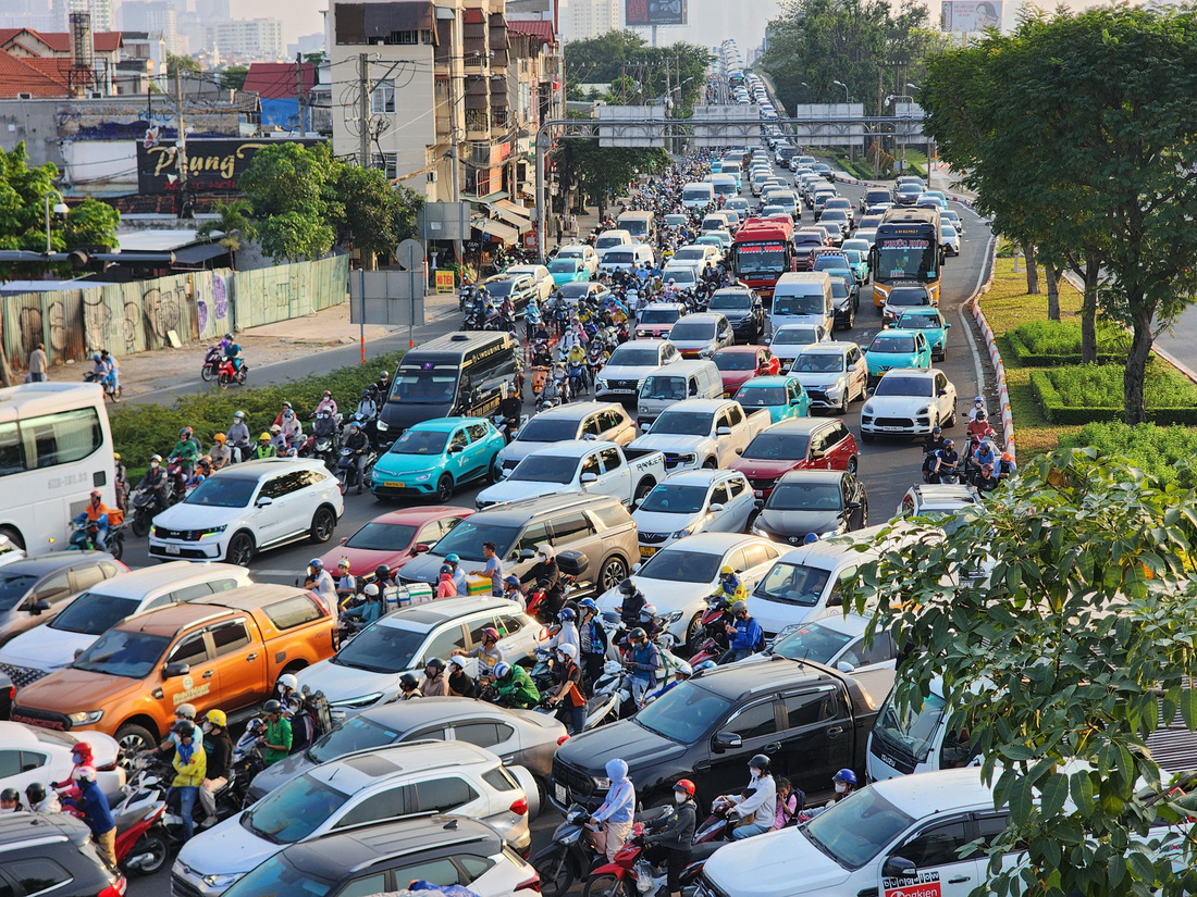 Hạ nhiệt kẹt xe, cần thêm giải pháp - Ảnh 2.