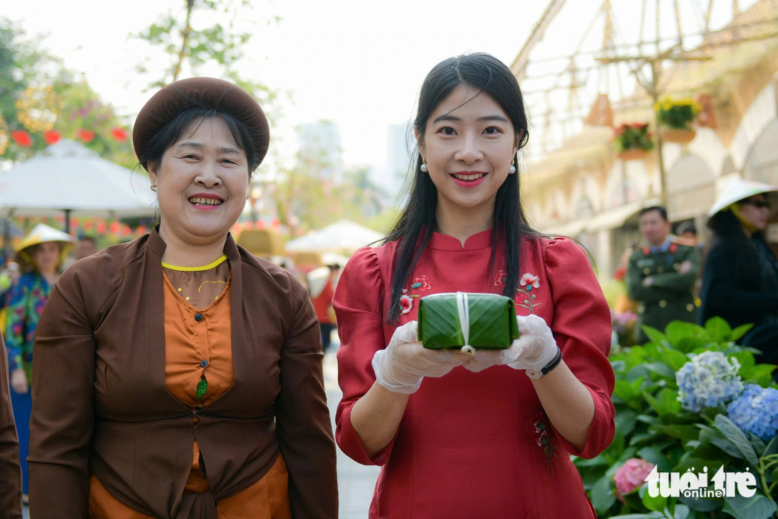 Phu nhân Ngô Phương Ly trổ tài 'vào bếp', gói bánh chưng cùng các nữ đại sứ - Ảnh 12.