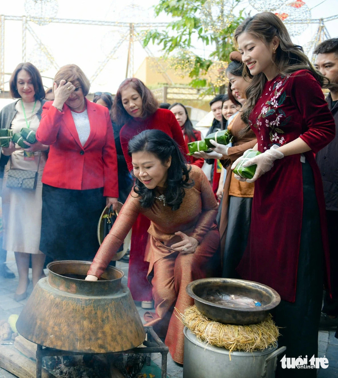 Phu nhân Ngô Phương Ly trổ tài 'vào bếp', gói bánh chưng cùng các nữ đại sứ - Ảnh 10.