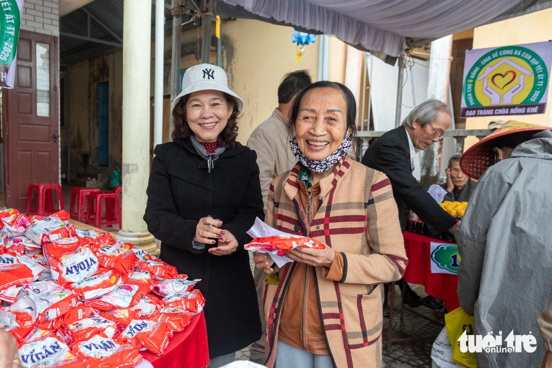 Cụ ông, bà lão cười tươi, đẩy xe rùa nhận quà nặng trĩu ở chợ 0 đồng - Ảnh 2.