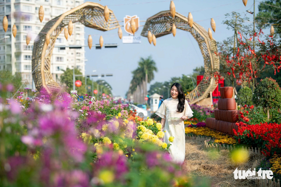 Muôn góc check-in Tết tại đường hoa Home Hanoi Xuan: lên đồ đón Tết ngay thôi - Ảnh 4.