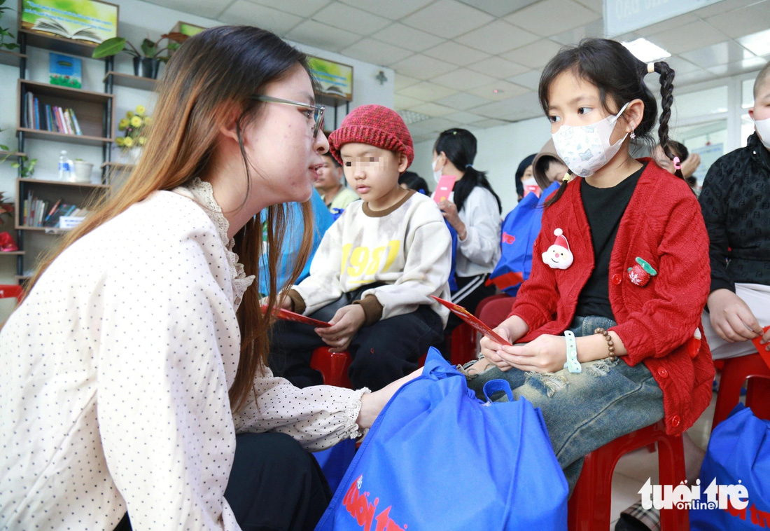 Bà mất vì ung thư, cô bé ung thư xương đau buồn ở lại chiến đấu với bệnh tật - Ảnh 1.