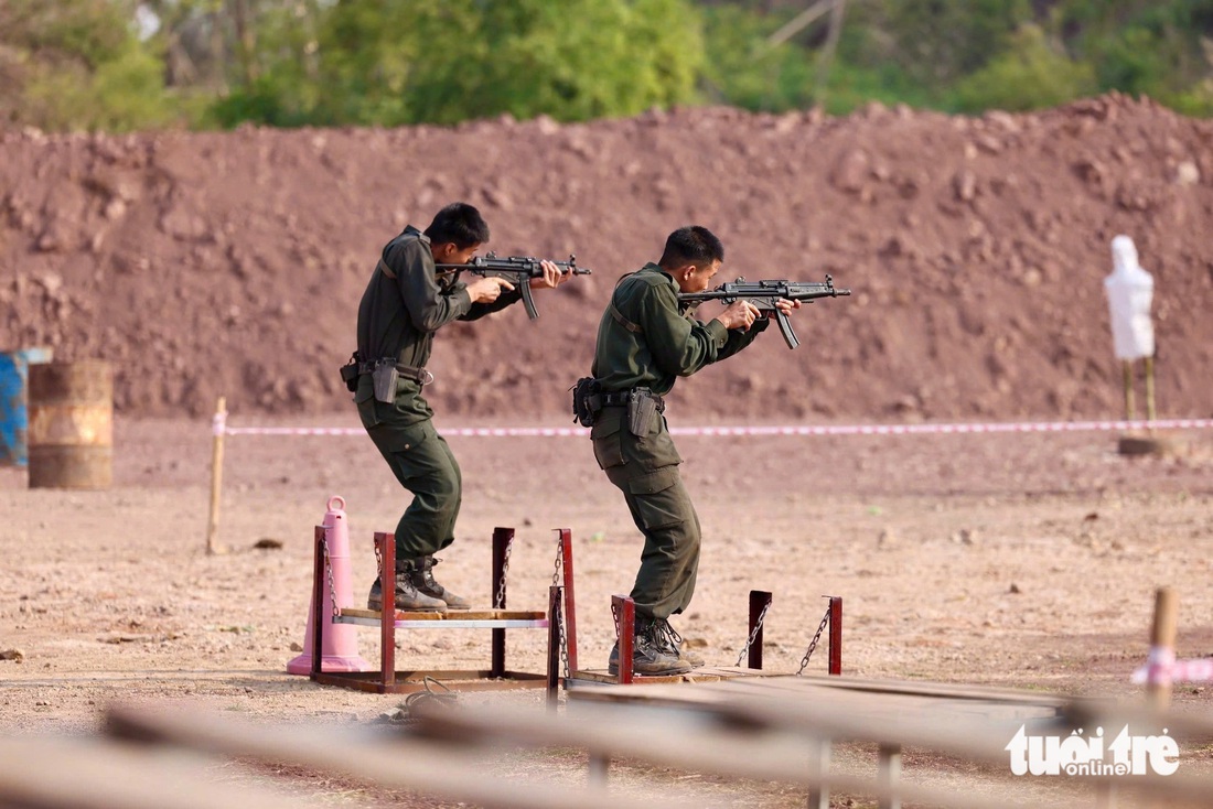 Cảnh sát chống khủng bố phô diễn sức mạnh, võ thuật trong lễ bế giảng khóa huấn luyện - Ảnh 9.