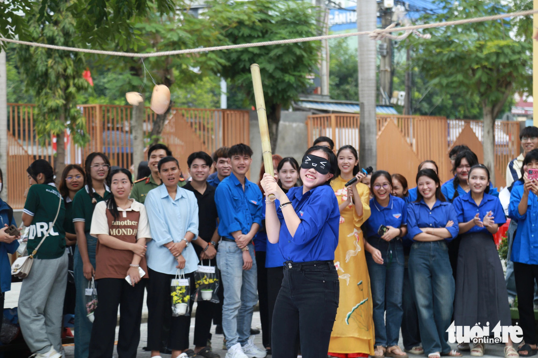 Lần đầu gói bánh chưng, ăn tất niên: Sinh viên quốc tế đón Tết Việt đầy ấm áp - Ảnh 1.