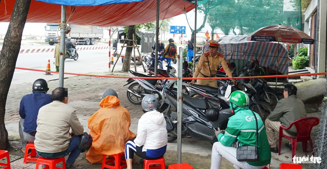 Bị cảnh sát giao thông ‘tuýt còi’, người vi phạm ngơ ngác nói chưa biết tăng mạnh mức phạt - Ảnh 5.