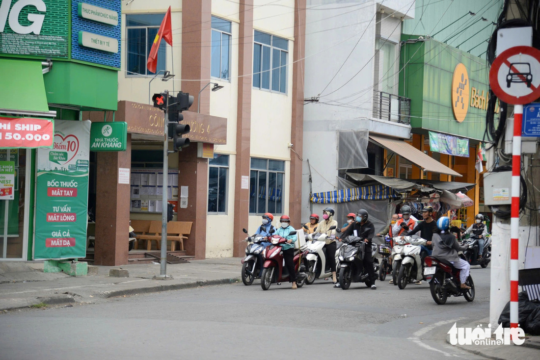 Biện hộ 'chưa nghe' mức phạt tăng cao, khi nghe xong mắt người vượt đèn đỏ... đỏ hoe - Ảnh 8.