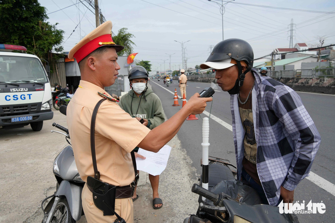 Bị cảnh sát giao thông ‘tuýt còi’, người vi phạm ngơ ngác nói chưa biết tăng mạnh mức phạt - Ảnh 9.