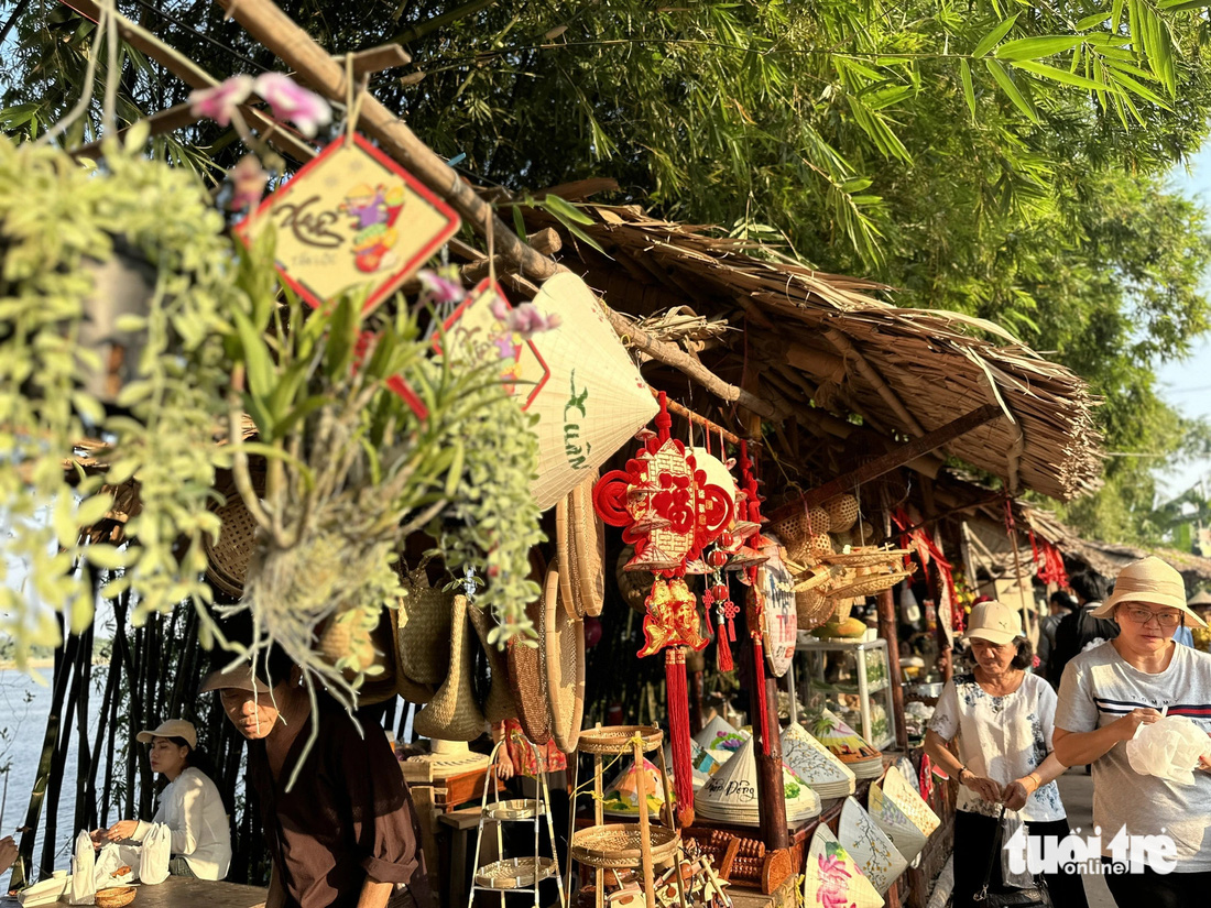 Chợ quê bên cồn nhộn nhịp ngày giáp Tết   - Ảnh 1.